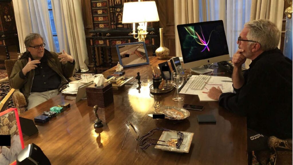 Foto: Fotografía sin fecha del patrimonio de Jeffrey Epstein: Bannon, quien se desempeñó como principal estratega de Trump durante el primer mandato del presidente, aparece en las fotos hablando con Epstein. Publicada el 12 de diciembre de 2025 por el Comité de Supervisión de la Cámara de Representantes como parte de los archivos de Jeffrey Epstein.   - Cortesía de los Demócratas del Comité de Supervisión de la Cámara de Representantes 