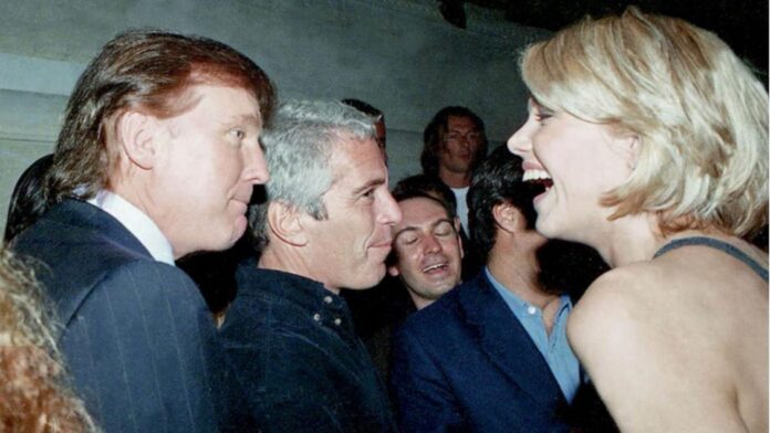 Foto: Fotografía sin fecha del patrimonio de Jeffrey Epstein: Donald Trump y Jeffrey Epstein con la modelo Ingrid Seynhaeve. Publicada el 12 de diciembre de 2025 por el Comité de Supervisión de la Cámara de Representantes como parte de los archivos de Jeffrey Epstein. - Cortesía de los Demócratas del Comité de Supervisión de la Cámara de Representantes
