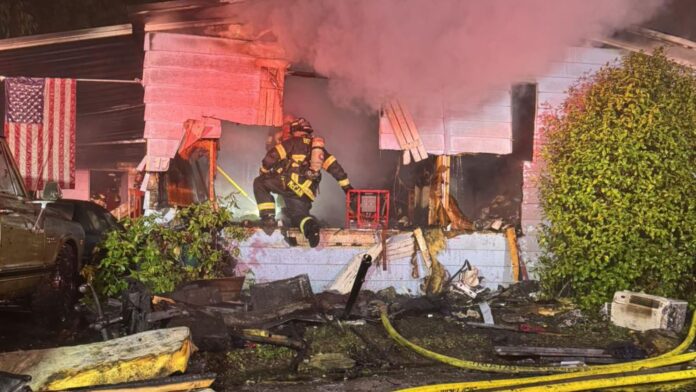 Bomberos realizando labores de extinción en un siniestro ocurrido en una vivienda en Bothell- Cortesía del departamento de bomberos de Bothell 