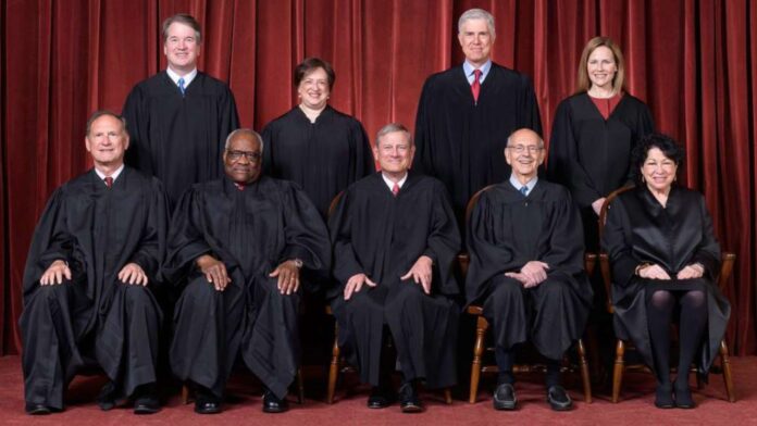 Foto: Corte Suprema, primera fila, de izquierda a derecha: Juez asociado Samuel A. Alito, Jr., Juez asociado Clarence Thomas, Presidente del Tribunal Supremo John G. Roberts, Jr., Juez asociado Stephen G. Breyer y Jueza asociada Sonia Sotomayor. Segunda fila, de izquierda a derecha: Juez asociado Brett M. Kavanaugh, Jueza asociada Elena Kagan, Juez asociado Neil M. Gorsuch y Jueza asociada Amy Coney Barrett. - Cortesía de Fred Schilling, Colección del Tribunal Supremo de los Estados Unidos.