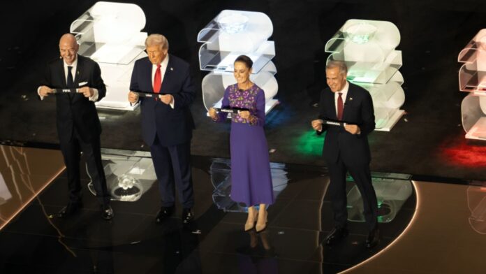 Foto: De izquierda a derecha, Gianni Infantino presidente de la FIFA, Donald Trump presidente de EE. UU., Claudia Sheinbaum presidenta de México y el primer ministro de Canadá Mark Carney – por José Félix Scaramazza ©Latino Herald