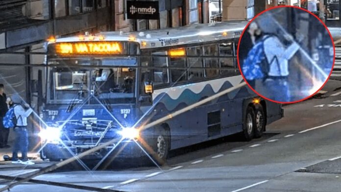 Foto: El sospechoso, que llevaba una mochila azul, momentos después de presuntamente agredir a un conductor de Sound Transit (RTCC). - Cortesía del SPD