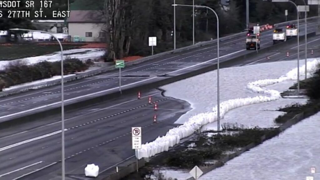 Foto: Tramo de la SR 167 afectado por la lluvias - Cortesía del WSDOT 