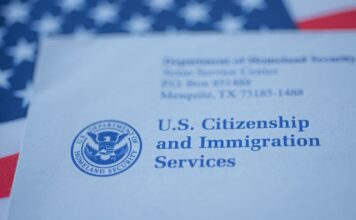 Administración Trump analiza despojar de la ciudadanía a más ciudadanos naturalizados