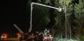 Avanza la restauración eléctrica tras apagones en varios condados de WA Foto: Equipo de Puget Sound Energy, trabajando para restablecer el servicio eléctrico - Cortesía de PSE