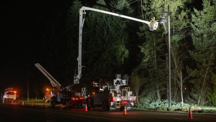 Foto: Equipo de Puget Sound Energy, trabajando para restablecer el servicio eléctrico - Cortesía de PSE