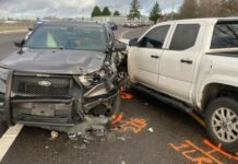 Agente de la patrulla estatal resultó herido tras choque frontal en Lakewood Foto: Estado de los vehículos involucrados en el choque - Cortesía de la Oficina del Sheriff del Condado de Pierce