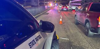 La patrulla estatal de Washington mantiene perfil racial en las detenciones de tránsito Foto: Patrulla estatal de Washington trabajando en una autopista - Cortesía de WSP