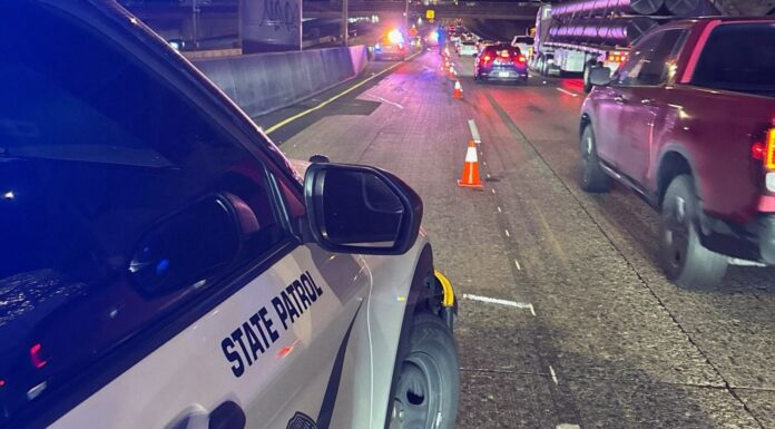 Choque en Tacoma deja agente herido; hay un arresto por presunto DUI Foto: Patrulla estatal de Washington trabajando en una autopista - Cortesía de WSP