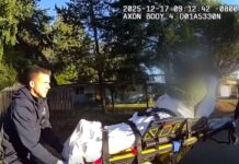 Ataque de perros en Bremerton dejó siete personas heridas y una mascota muerta Foto: Momento en el que una de las personas que fueron atacar es trasladada a un centro de salud - Cortesía de la Oficina del Sheriff del Condado de Kitsap