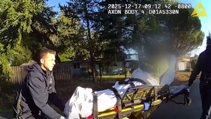 Foto: Momento en el que una de las personas que fueron atacar es trasladada a un centro de salud - Cortesía de la Oficina del Sheriff del Condado de Kitsap