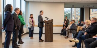 Ferguson impulsa incremento de $244 millones en fondos para programas de vivienda Foto: Bob Ferguson durante una presentación en Beacon Pacific Village en Seattle - Cortesía la oficina del gobernador del estado de WA