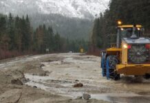 Actualización: anuncian cierres y reparaciones de carreteras en WA Foto: Maquinaria trabajando un tramo de US 2- Cortesía del WSDOT