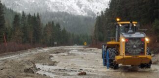 Actualización: anuncian cierres y reparaciones de carreteras en WA Foto: Maquinaria trabajando un tramo de US 2- Cortesía del WSDOT