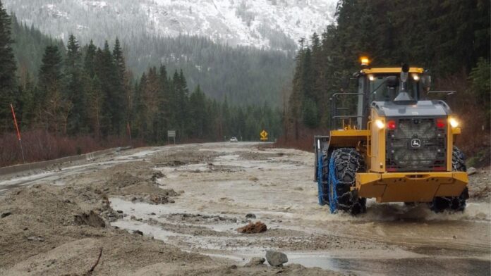 Foto: Maquinaria trabajando un tramo de US 2- Cortesía del WSDOT