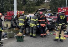 Choque tras huida en Puyallup dejó a un niño de 4 años gravemente herido Foto: Personal de bomberos realizando labores de rescate en el accidente que dejo a niño de 4 años en estado grave en Puyallup - Cortesía de Central Pierce Fire & Rescue