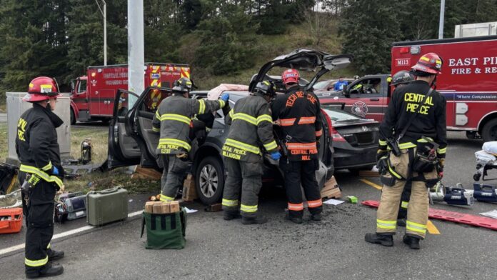 Foto: Personal de bomberos realizando labores de rescate en el accidente que dejo a niño de 4 años en estado grave en Puyallup - Cortesía de Central Pierce Fire & Rescue