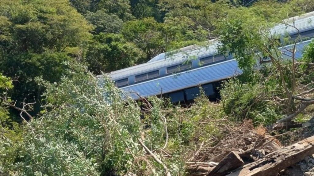 Foto: Uno de los vagones del Tren Interoceánico que se descarrilo en Oaxaca - Cortesía del PRI 