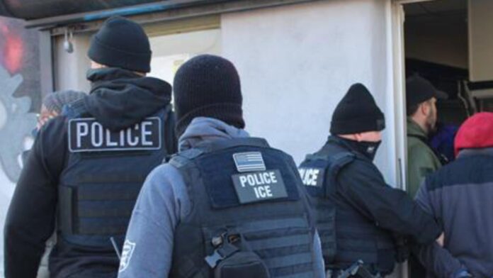 Foto: El Servicio de Inmigración y Control de Aduanas llevó a cabo una operación de control de inmigración en un lavadero de autos de Filadelfia y arrestó a siete inmigrantes indocumentados - Cortesía de ICE