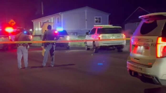 Foto: Agentes investigando en el área donde ocurrió el suceso - Cortesía de la oficina del Sheriff del Condado Pierce Foto: Agentes investigando en el área donde ocurrió el suceso - Cortesía de la oficina del Sheriff del Condado Pierce