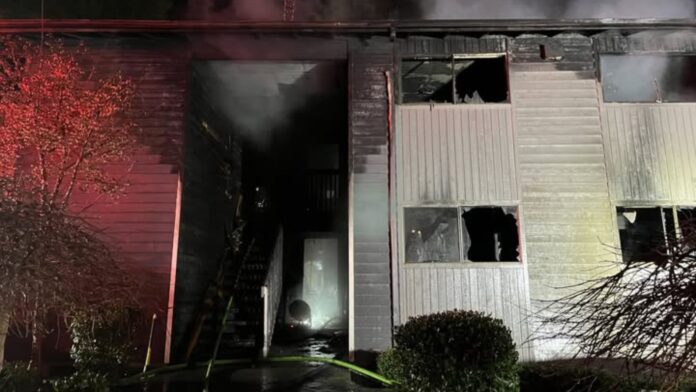 Foto: Vivienda afectada por el incendio que dejó como saldo a una mujer fallecida y a 20 personas desplazadas - Cortesía de South County Fire Foto: Vivienda afectada por el incendio que dejó como saldo a una mujer fallecida y a 20 personas desplazadas - Cortesía de South County Fire