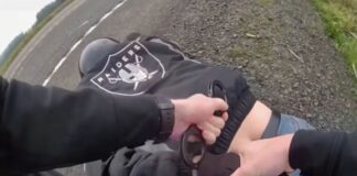 Agente de Thurston recupera dos vehículos robados; Sospechosos portaban metanfetamina Momento en el que un agente del sheriff realiza el arresto de un sospechoso por robo de vehículo.- Cortesía del sheriff Derek Sanders