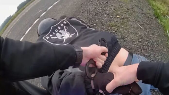 Momento en el que un agente del sheriff realiza el arresto de un sospechoso por robo de vehículo.- Cortesía del sheriff Derek Sanders