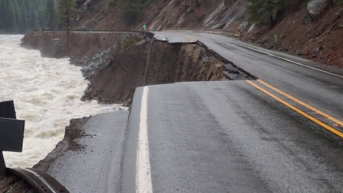 Foto: Tramo de la autopista 2 dañado por los eventos climáticos ocurridos en el estado de Washington en diciembre de 2025 - Cortesía de WSDOT