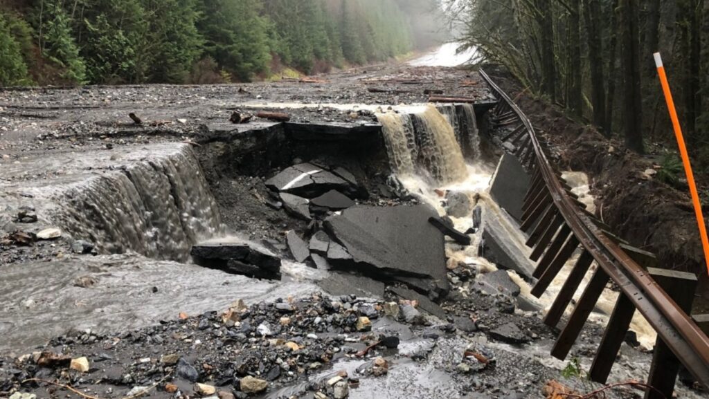 Foto: Tramo de la autopista 2 afectado por los daños causados por los eventos climáticos ocurridos en el estado de Washington - Cortesía del WSDOT