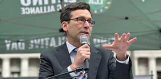 Ferguson: «Tramo clave de la autopista 2 hacia Stevens Pass abrirá el fin de semana» Bob Ferguson Capitolio - Marzo 10-2025 ©️Latino Herald