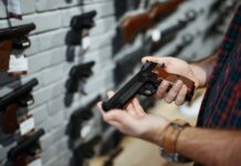 De tiendas legítimas a manos criminales: así opera el tráfico de armas en EE. UU.