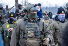 ICE detiene a niño de 5 años en operación federal en Minnesota Agentes de ICE repelen una manifestación frente al edificio Bishop Henry Whipple, en St. Paul, Minnesota, en enero de 2026. En este complejo operan las cortes migratorias a las que ICE traslada a personas detenidas - Imagen capturada por Colton de Blue G Productions.