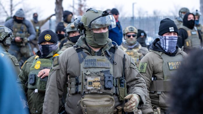 Minnesota ICE protests Agentes de ICE repelen una manifestación frente al edificio Bishop Henry Whipple, en St. Paul, Minnesota, en enero de 2026. En este complejo operan las cortes migratorias a las que ICE traslada a personas detenidas - Imagen capturada por Colton de Blue G Productions.
