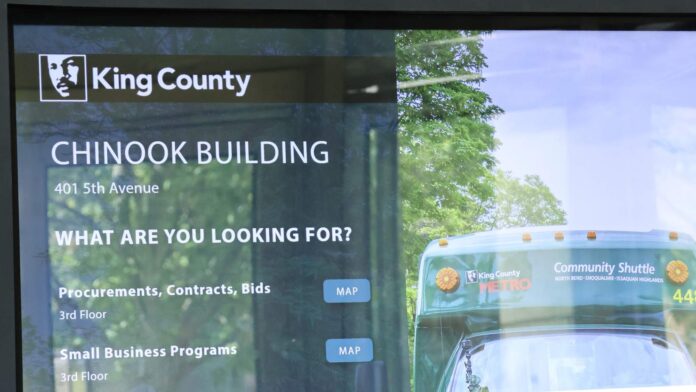 King County/Chinook Building Pantalla informativa en el lobby del edificio Chinook de King County que muestra servicios y ubicación de oficinas.