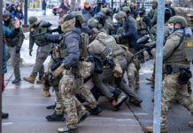 Autoridades federales alistan despliegue de 1.500 soldados en Minnesota Agentes de ICE repelen una manifestación frente al edificio Bishop Henry Whipple, en St. Paul, Minnesota, en enero de 2026. En este complejo operan las cortes migratorias a las que ICE traslada a personas detenidas - Imagen capturada por Colton de Blue G Productions.
