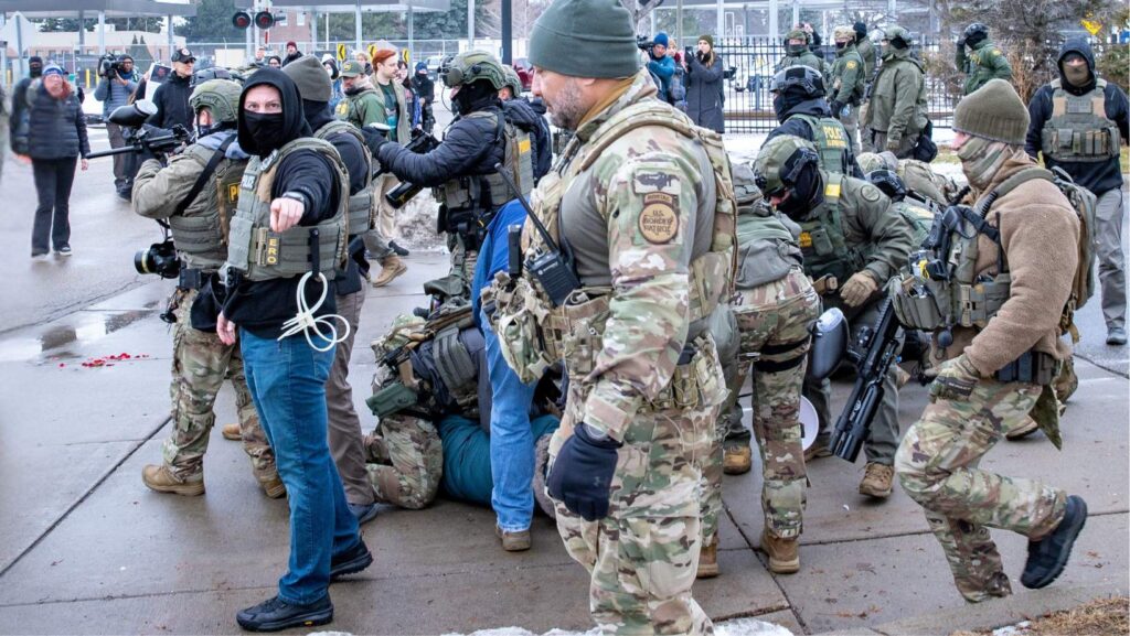 Agentes de ICE dispersan una protesta frente al edificio Bishop Henry Whipple, sede de las cortes migratorias, en St. Paul, Minnesota, en enero de 2026 - Imagen capturada por Colton de Blue G Productions.