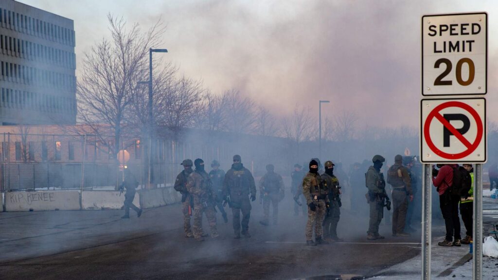 Agentes federales participan en un operativo en St. Paul, Minnesota, en enero de 2026. La presencia de unidades tácticas se intensificó en la zona. Fotografía tomada por Colton, de Blue G Productions.