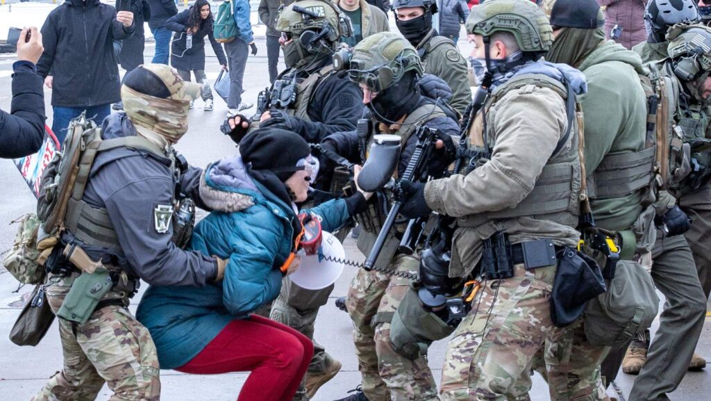 Agentes de ICE dispersan una protesta frente al edificio Bishop Henry Whipple, sede de las cortes migratorias, en St. Paul, Minnesota, en enero de 2025 - Imagen capturada por Colton de Blue G Productions.