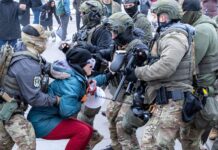 ICE en Minnesota recibe órdenes de evitar enfrentamientos con manifestantes Agentes de ICE dispersan una protesta frente al edificio Bishop Henry Whipple, sede de las cortes migratorias, en St. Paul, Minnesota, en enero de 2026 - Imagen capturada por Colton de Blue G Productions.