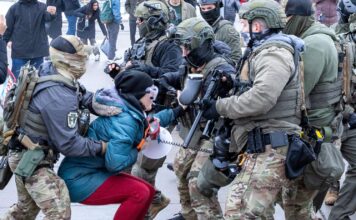 Detención de inmigrantes superó los 70.000 en enero mientras bajan levemente los arrestos de ICE Agentes de ICE dispersan una protesta frente al edificio Bishop Henry Whipple, sede de las cortes migratorias, en St. Paul, Minnesota, en enero de 2026 - Imagen capturada por Colton de Blue G Productions.