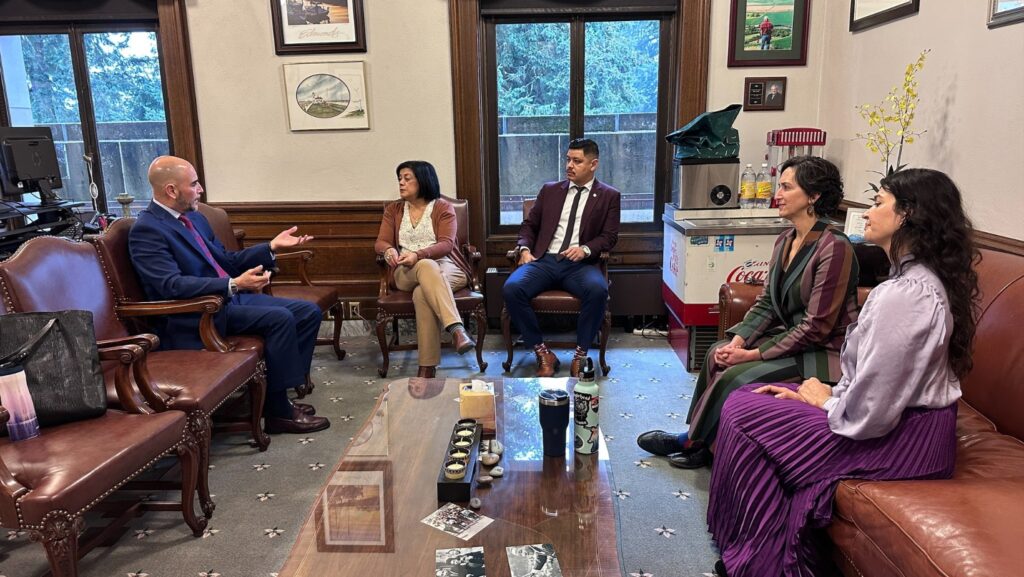 Julio Cortes, representante del Distrito 38, aparece en la oficina de Lillian Ortiz-Self, representante del Distrito 21, junto con la senadora Rebecca Saldaña, el cónsul titular de México en Seattle, Víctor Hugo López Ortega, y la representante del Distrito 29, Sharlett Mena. Diciembre 2026. Foto: Facebook del Representante Julio Cortes.