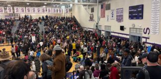 Las demandas sociales que marcaron la marcha del día de MLK en Seattle Multitud reunida dentro del gimnasio de la preparatoria Garfield en Seattle durante la marcha del Día de Martin Luther King Jr., con cientos de asistentes ocupando las gradas y la cancha antes de iniciar la caminata hacia el centro de la ciudad.