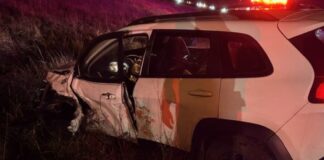 Patrulla de la patrulla de caminos del Estado de Washington con daños visibles tras ser impactada por otro vehículo durante una colisión en cadena en la SR-512, en el condado de Pierce.