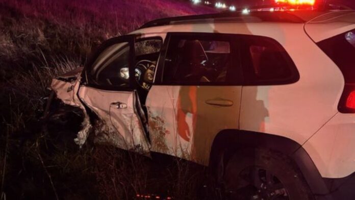 Patrulla de la patrulla de caminos del Estado de Washington con daños visibles tras ser impactada por otro vehículo durante una colisión en cadena en la SR-512, en el condado de Pierce.
