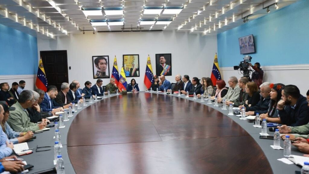 Vista general de reunión encabezada por Delcy Rodríguez con altos funcionarios del chavismo, incluyendo a Diosdado Cabello, tras la publicación de un comunicado oficial.