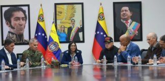 Delcy Rodríguez emite comunicado tras asumir el poder en Venezuela Delcy Rodríguez encabeza reunión del alto mando oficialista en Caracas, acompañada por Diosdado Cabello y otros funcionarios, durante la difusión de su comunicado internacional.