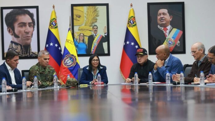 Delcy Rodríguez encabeza reunión del alto mando oficialista en Caracas, acompañada por Diosdado Cabello y otros funcionarios, durante la difusión de su comunicado internacional.