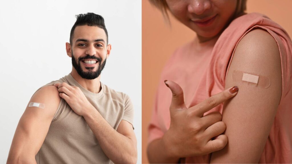 Dos personas muestran en primer plano un vendaje adhesivo en el brazo después de recibir una vacuna, sonriendo frente a la cámara.