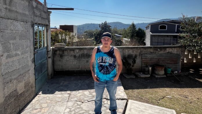 Rodrigo Hernández Romero de pie en la casa de sus padres en México tras ser deportado desde Estados Unidos.