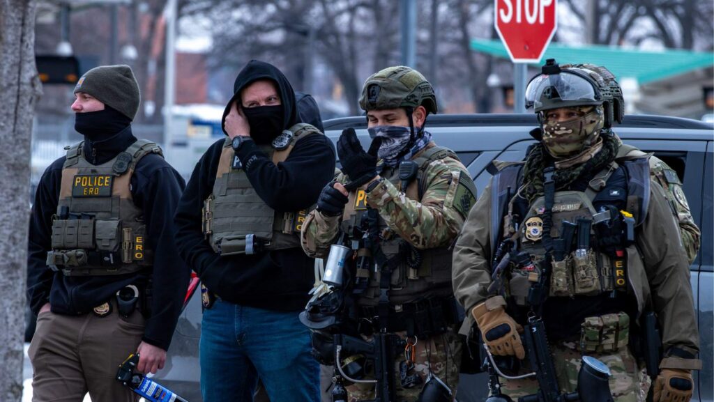 Agentes de ICE dispersan una protesta frente al edificio Bishop Henry Whipple, sede de las cortes migratorias, en St. Paul, Minnesota, en enero de 2026 - Imagen capturada por Colton de Blue G Productions.